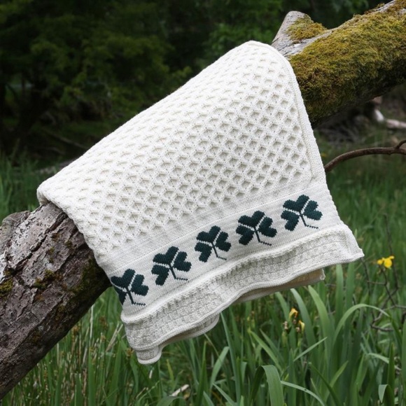 Traditional Irish Natural Shamrock Throw
Aran Crafts Knitwear GUC - Picture 1 of 7